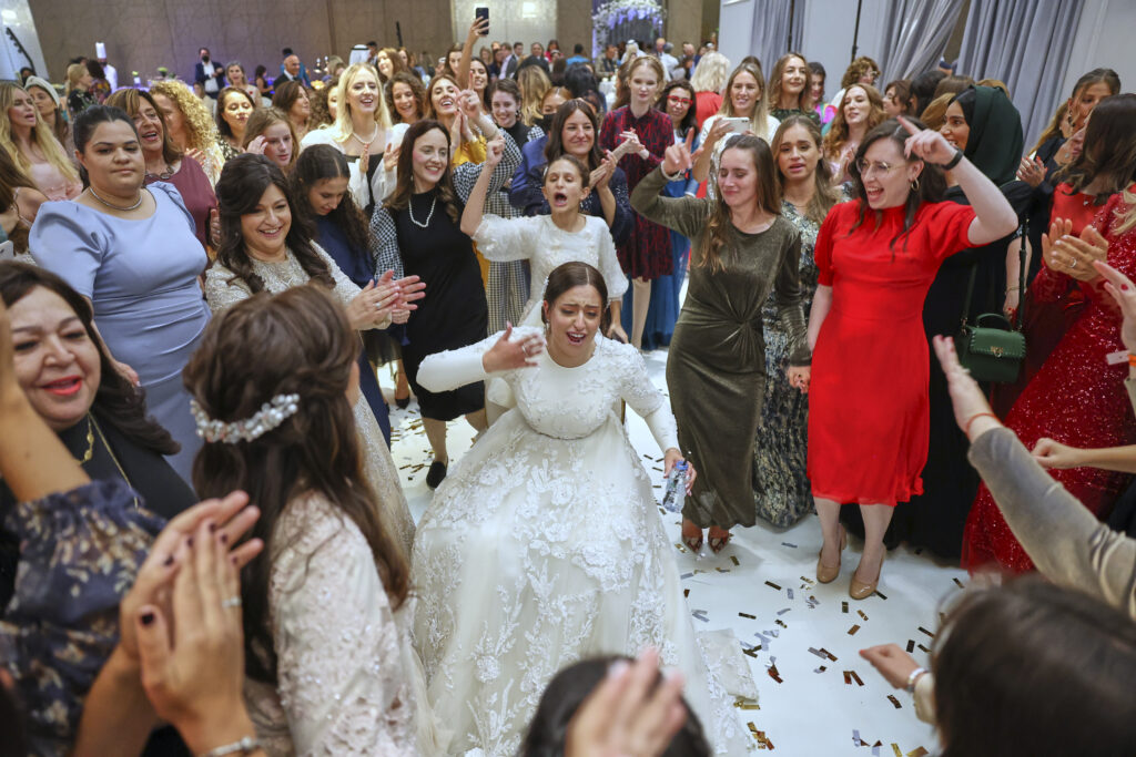Feest tijdens een Joodse bruiloft.